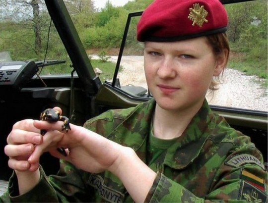 девушка - солдат Литва