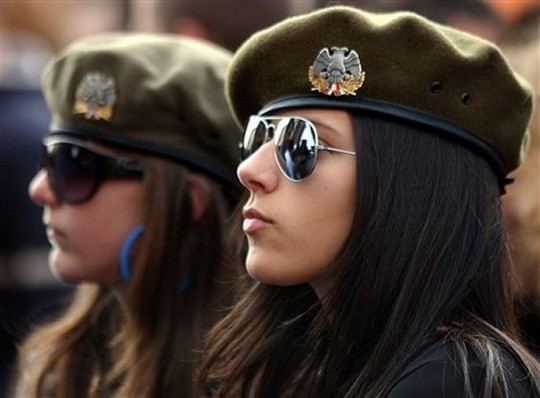девушка - солдат Сербия